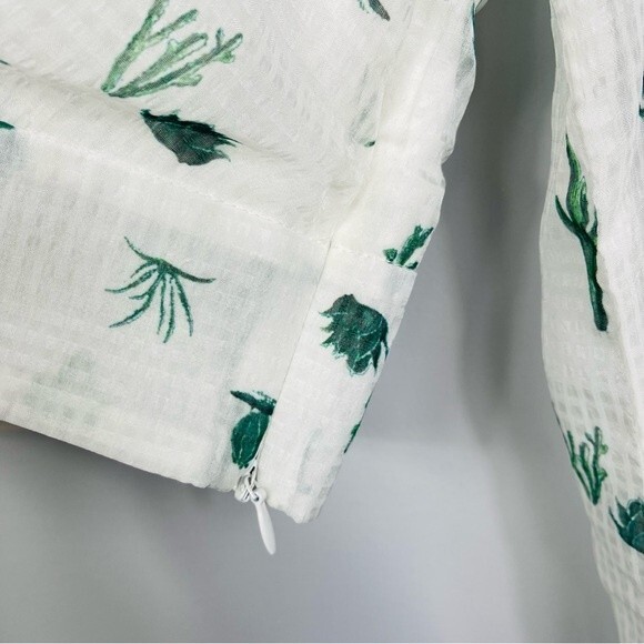 Superdown Revolve Cheyenne Crop Faux Wrap Surplus Top in White Cactus Print XS - Picture 11 of 16